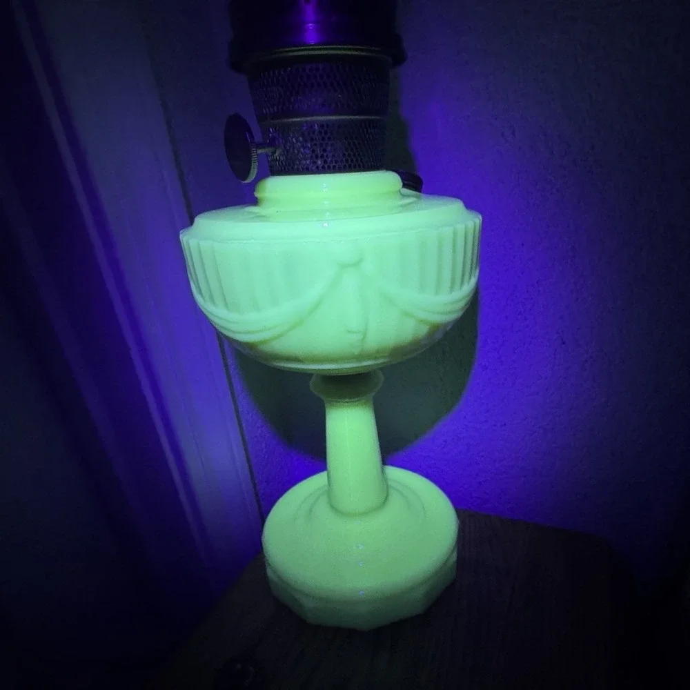 Aladdin Tall Lincoln‎ Drape Alacite Uranium Glass Oil Lamp Model B Vintage 1940s